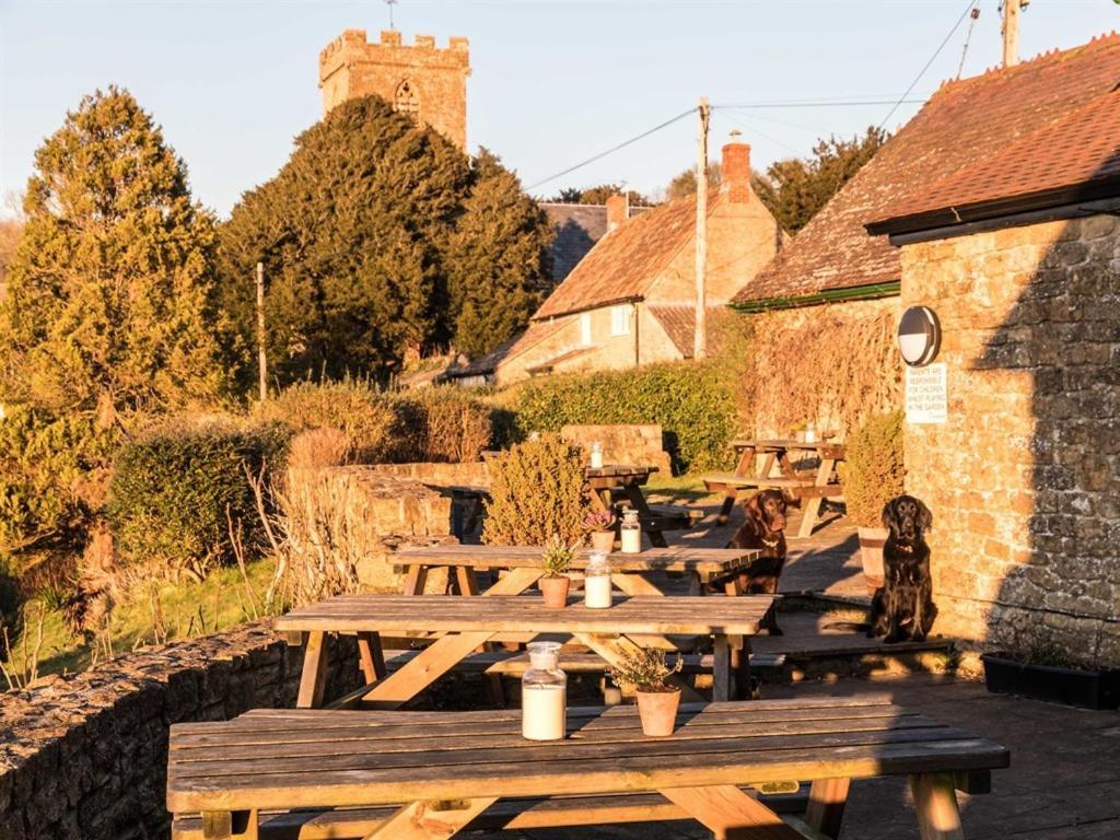 The Three Horseshoes Inn Bridport Bagian luar foto